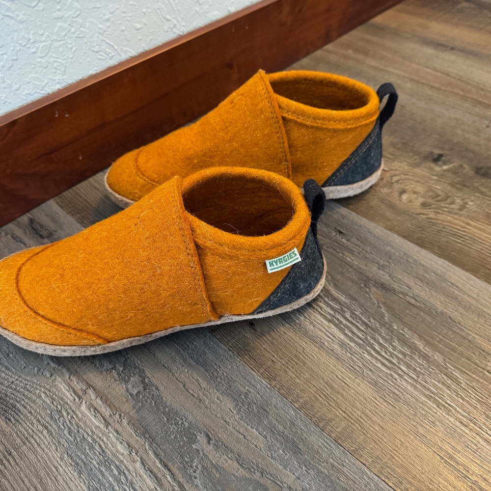 Kyrgies Tengries Unisex Wool Felt Slippers Orange size 37